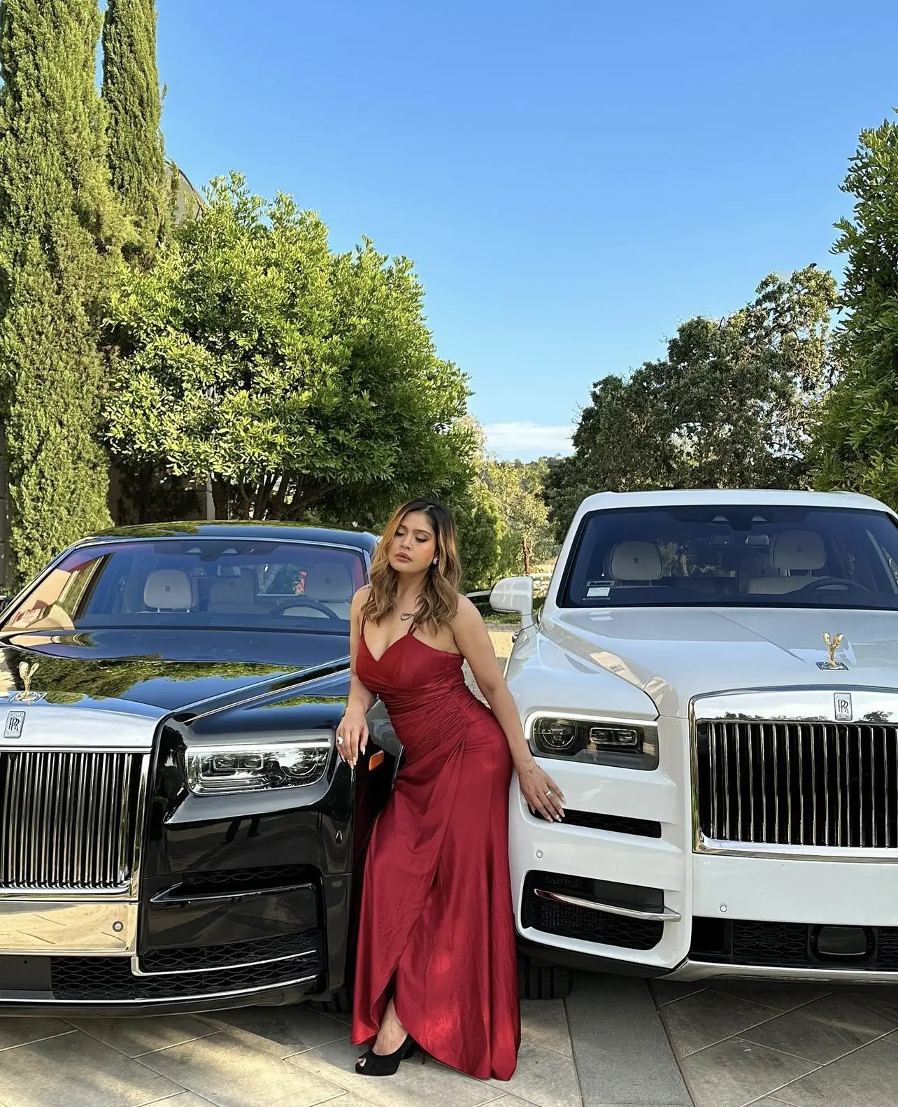 Singer Smile  getting a big car from the company